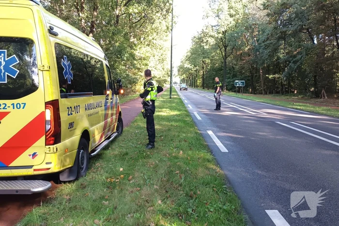 Twee fietser botsen op fietspad