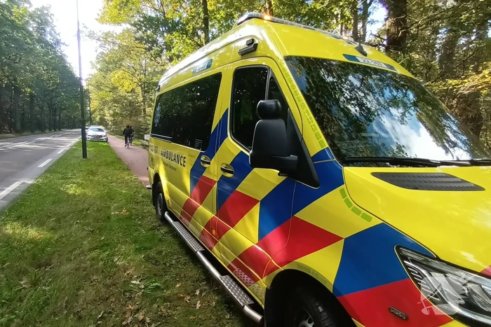 Twee fietser botsen op fietspad