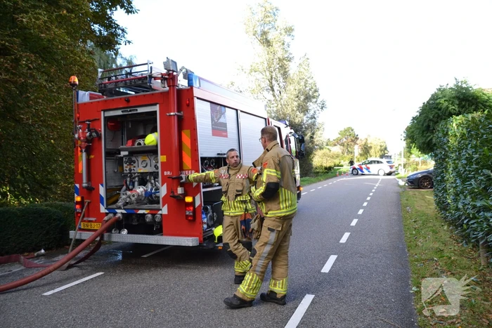 Brandweer groots ingezet voor brand in rietenkap