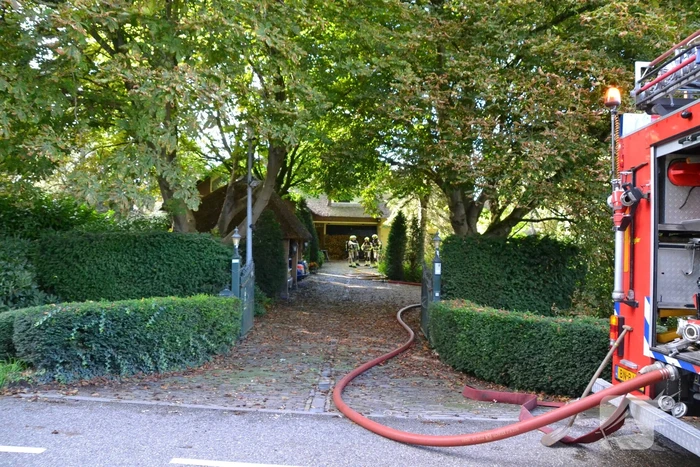 Brandweer groots ingezet voor brand in rietenkap