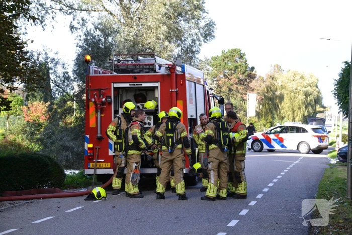 Brandweer groots ingezet voor brand in rietenkap