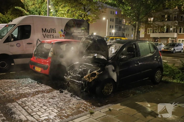 Twee auto's flink beschadigd door brand