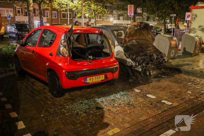Twee auto's flink beschadigd door brand