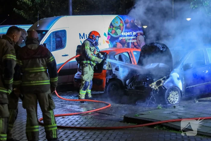 Twee auto's flink beschadigd door brand