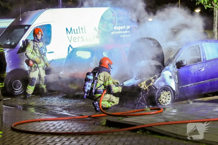 Twee auto's flink beschadigd door brand