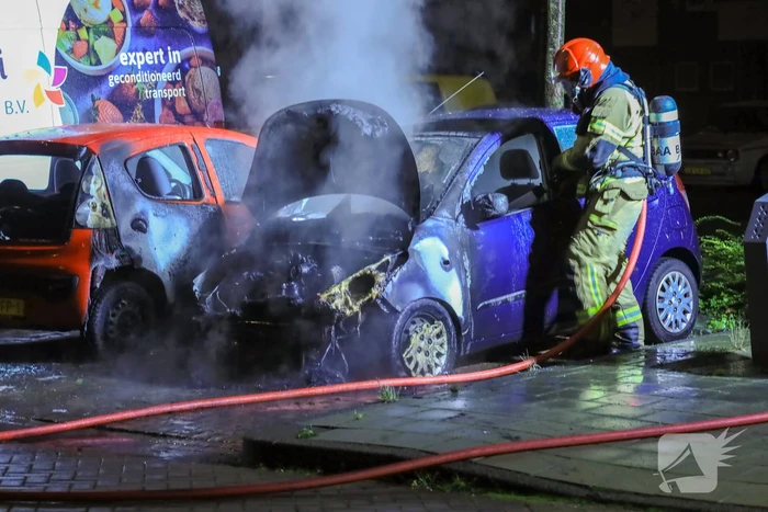 Twee auto's flink beschadigd door brand
