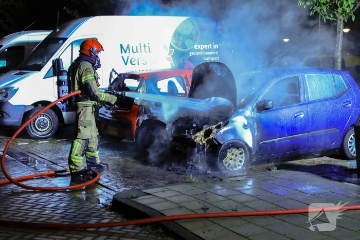 Twee auto's flink beschadigd door brand