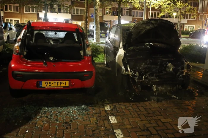 Twee auto's flink beschadigd door brand