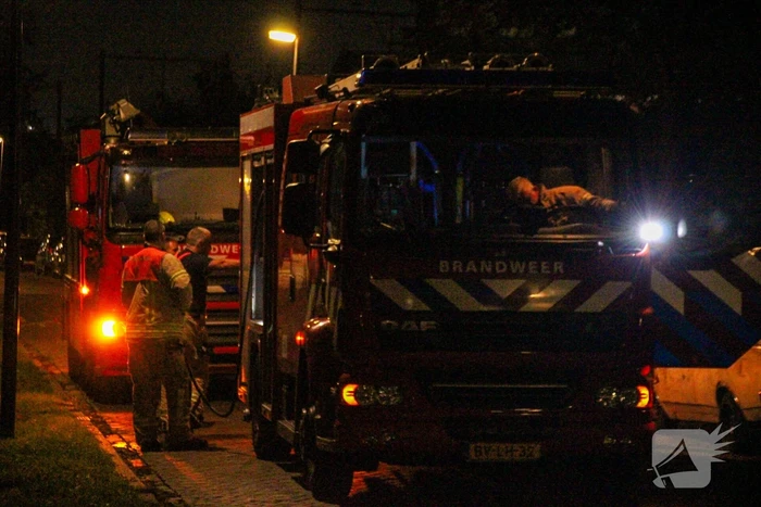 Hond door brandweer uit sloot gered
