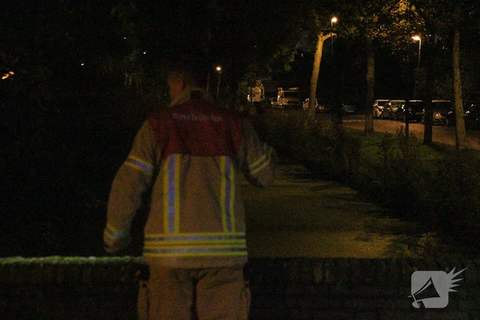 Hond door brandweer uit sloot gered