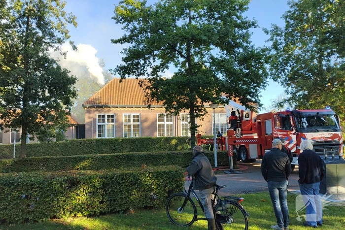 Veel rookontwikkeling bij grote brand in dorpshuis