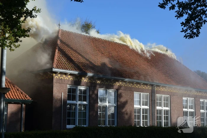 Veel rookontwikkeling bij grote brand in dorpshuis