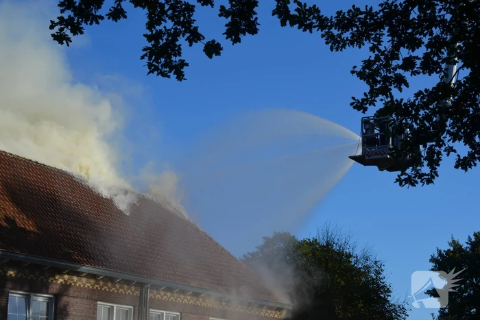 Veel rookontwikkeling bij grote brand in dorpshuis