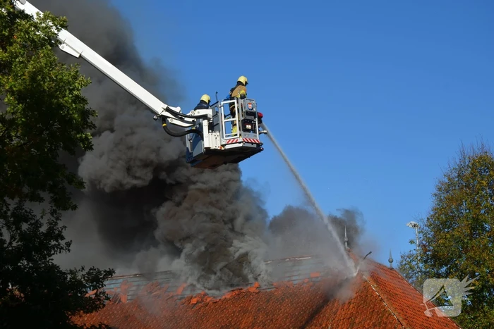 Veel rookontwikkeling bij grote brand in dorpshuis