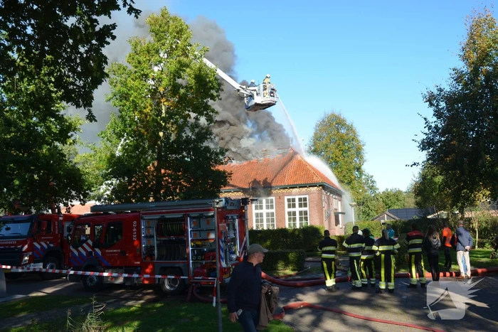 Veel rookontwikkeling bij grote brand in dorpshuis