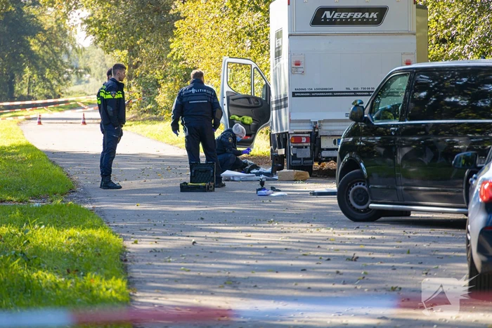 Onderzoek bij bakwagen met verdachte vaten