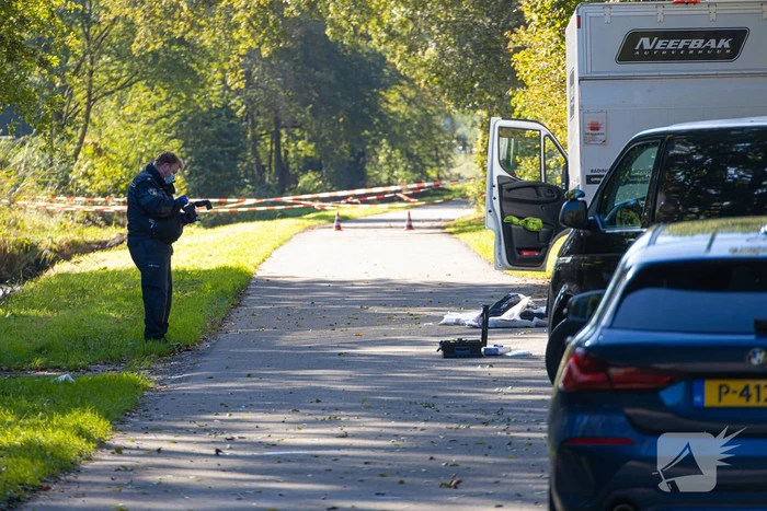 Onderzoek bij bakwagen met verdachte vaten