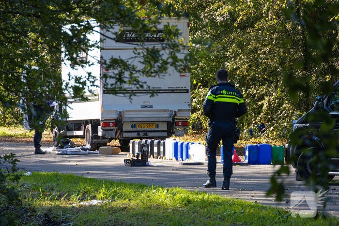 Onderzoek bij bakwagen met verdachte vaten