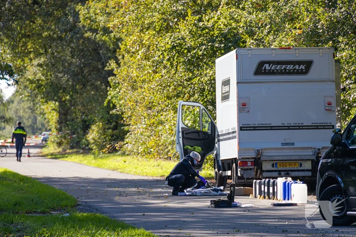 Onderzoek bij bakwagen met verdachte vaten