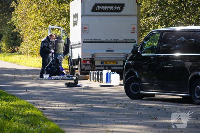 Onderzoek bij bakwagen met verdachte vaten