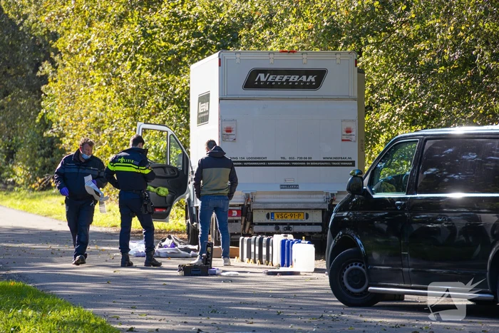Onderzoek bij bakwagen met verdachte vaten