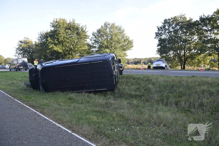 Bestelbus kanteld bij aanrijding met auto