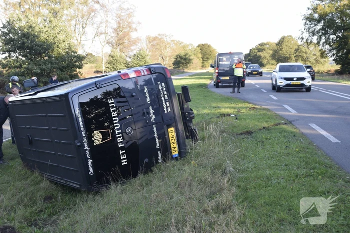 Bestelbus kanteld bij aanrijding met auto
