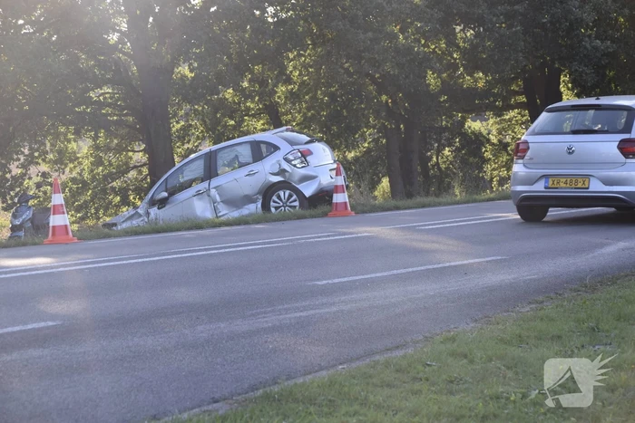 Bestelbus kanteld bij aanrijding met auto