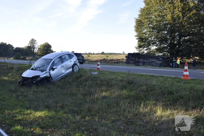 Bestelbus kanteld bij aanrijding met auto