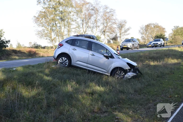 Bestelbus kanteld bij aanrijding met auto