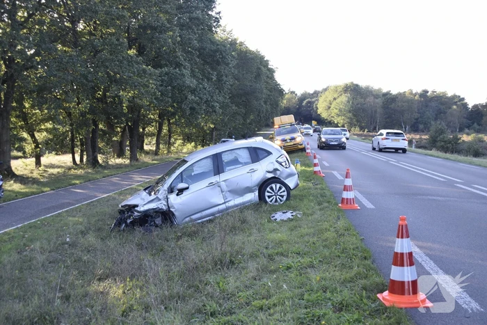 Bestelbus kanteld bij aanrijding met auto