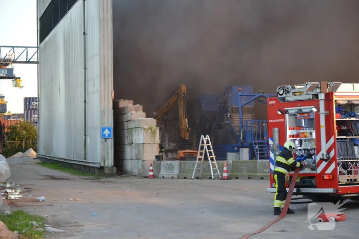 Graafmachine uitgebrand in loods van afvalverwerker