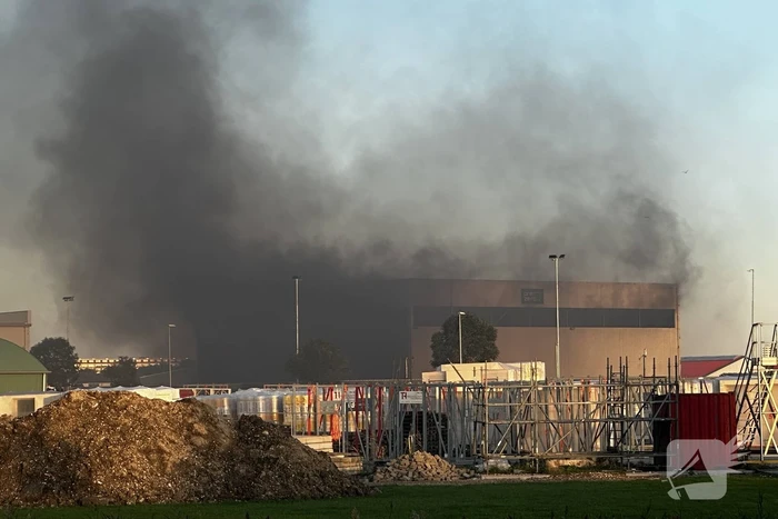 Graafmachine uitgebrand in loods van afvalverwerker