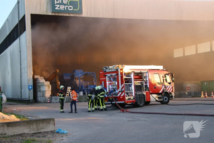Graafmachine uitgebrand in loods van afvalverwerker