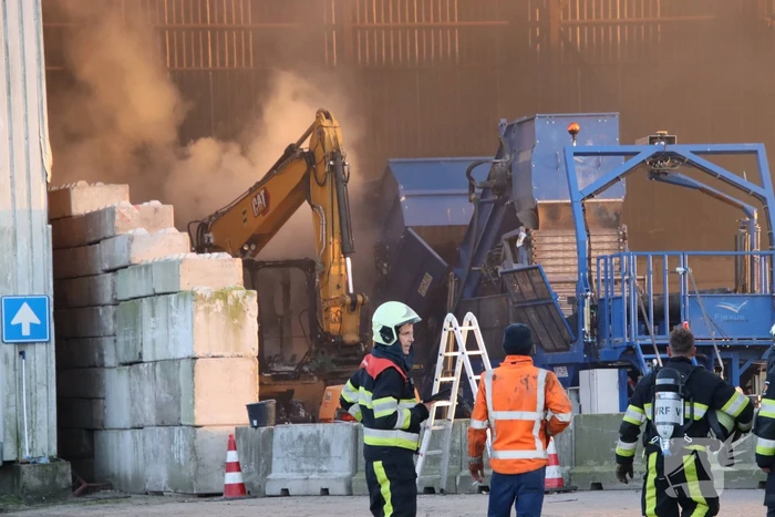Graafmachine uitgebrand in loods van afvalverwerker