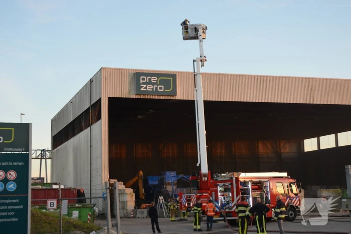 Graafmachine uitgebrand in loods van afvalverwerker