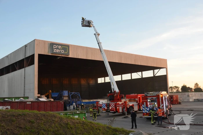 Graafmachine uitgebrand in loods van afvalverwerker