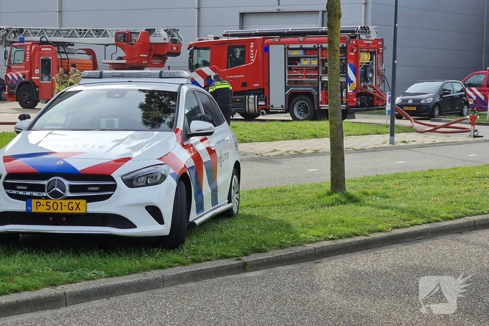 Brandweer schaalt op bij brand in bedrijfsverzamelpand