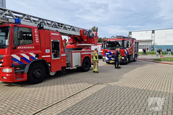 Brandweer schaalt op bij brand in bedrijfsverzamelpand