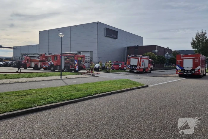 Brandweer schaalt op bij brand in bedrijfsverzamelpand