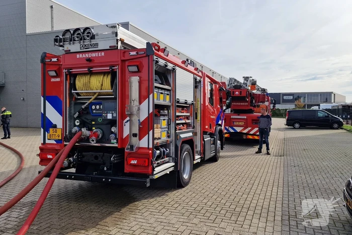 Brandweer schaalt op bij brand in bedrijfsverzamelpand