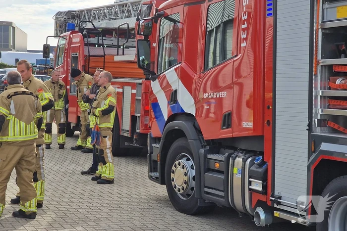 Brandweer schaalt op bij brand in bedrijfsverzamelpand