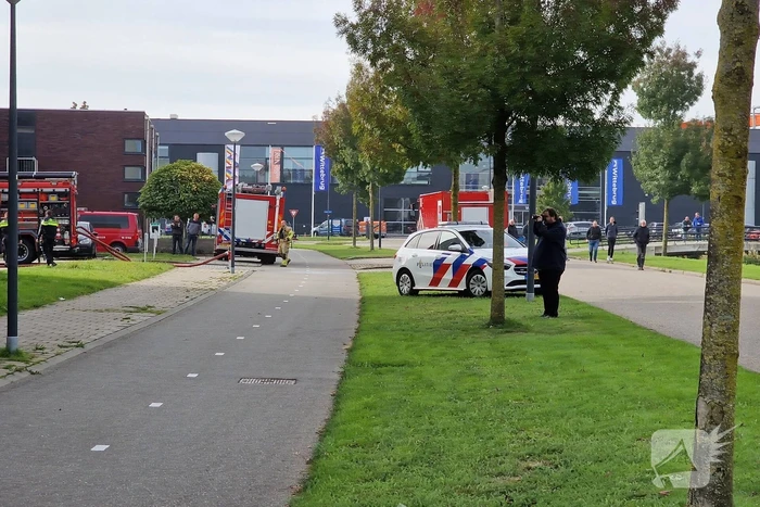 Brandweer schaalt op bij brand in bedrijfsverzamelpand