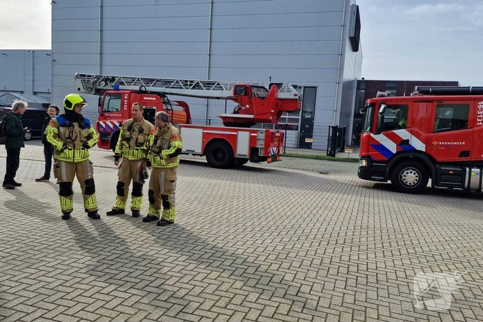 Brandweer schaalt op bij brand in bedrijfsverzamelpand