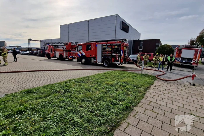 Brandweer schaalt op bij brand in bedrijfsverzamelpand