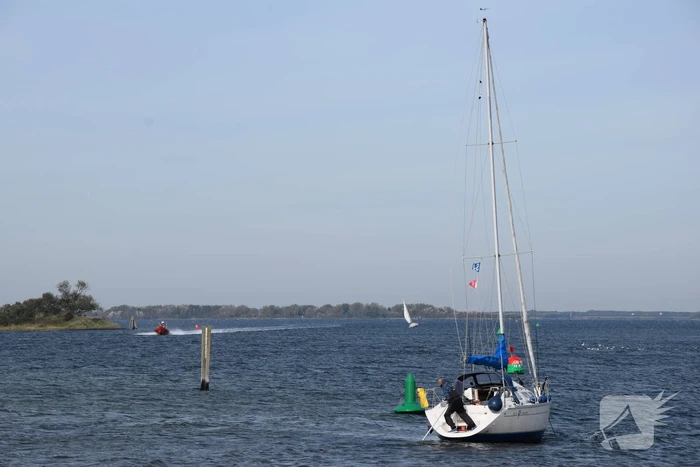 KNRM trekt vastgelopen zeiljacht los