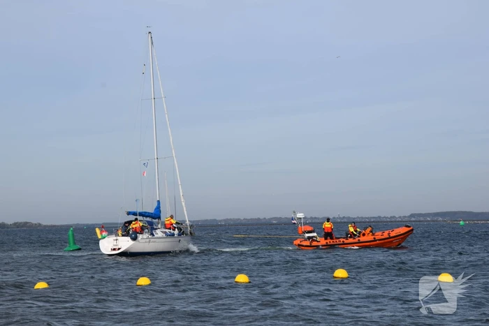 KNRM trekt vastgelopen zeiljacht los