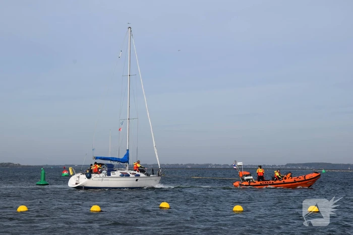 KNRM trekt vastgelopen zeiljacht los