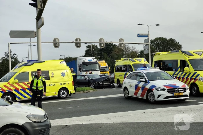 Politieauto in botsing met auto op kruising