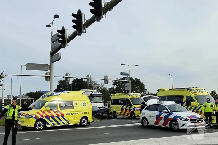 Politieauto in botsing met auto op kruising